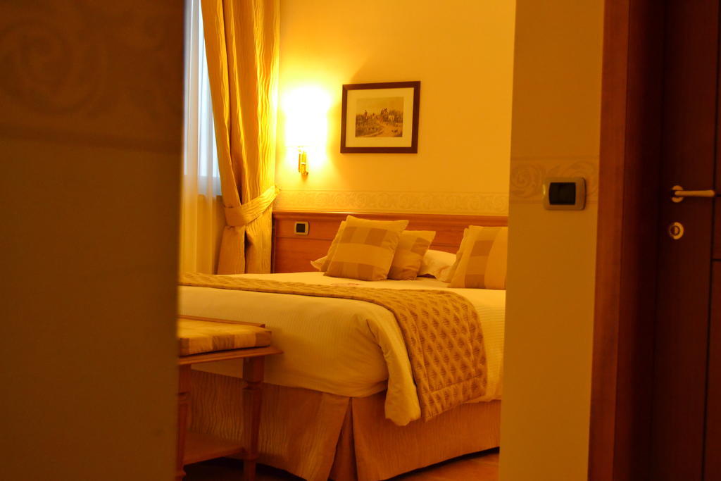 Seccy Hotel Boutique Art & Museum Fiumicino Szoba fotó