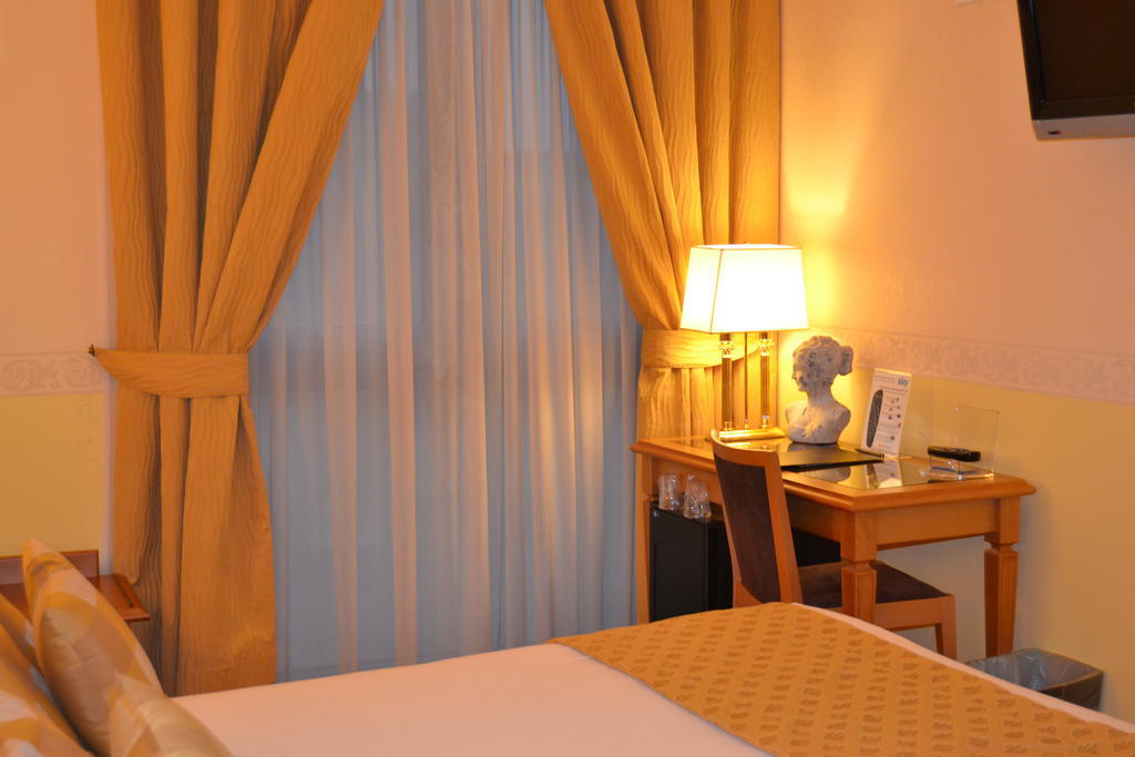 Seccy Hotel Boutique Art & Museum Fiumicino Szoba fotó